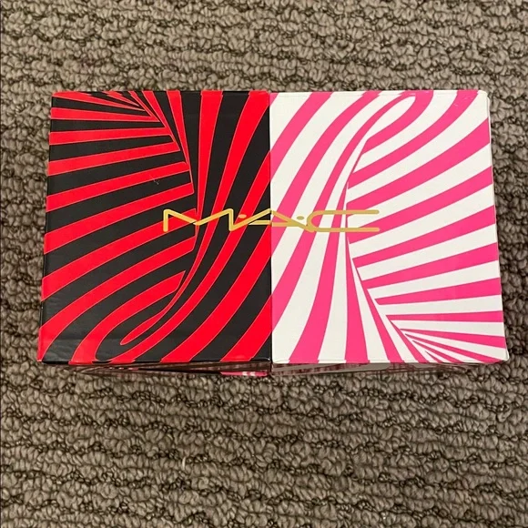 NEW MAC Lipstick Set - Picture 3 of 3